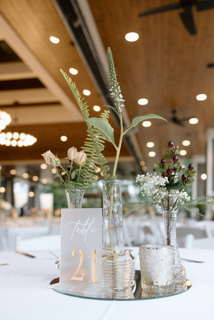 Simple and classy wedding table centerpieces.