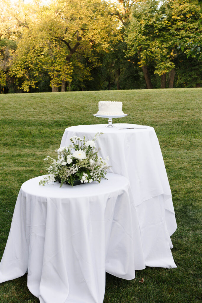 Detail shot of the wedding cake from Nichole’s Fine Pastry & Café
